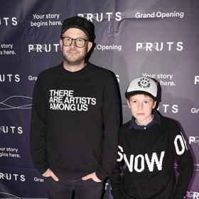 Kolážista Tomáš Břínek se svým dvanáctiletým synem Hugem.