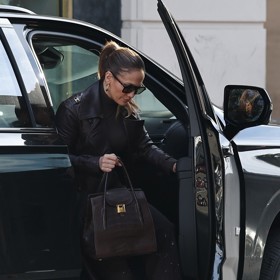 Herečka a zpěvačka Jennifer Lopez zvolila také doplňky v hnědé tonalitě.