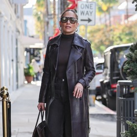 Další z čokoládově hnědých outiftů Jennifer Lopez nesmírně sluší. A obsahuje i několik vyloženě dostupných módních dílů.