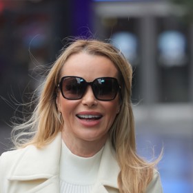 Amanda Holden smetanový outfit doladila kontrastními černými slunečními brýlemi.