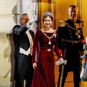 Ještě naposledy jako korunní princezna se Mary představila na každoročním Novoročním banketu královny Margaret v červené sametové róbě v burgundském odstínu. Dle všeho je na tuto akci vynesla už nejméně po páté a jak se zdá, rozhodně to nebude ani číslo konečné.