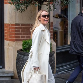 Moderátorka Amanda Holden na první novoroční cestu do rozhlasového studia zvolila okouzlující smetanový komplet.