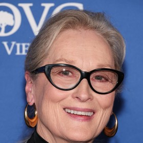 Meryl Streep si zamilovala tyto nápadné brýle se zabarvujícími se skly. Představila je například i na červeném koberci letošních Zlatých glóbů.