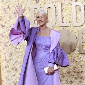 Helen Mirren (78) sáhla po róbě s pláštěm od značky Dolce & Gabbana. 