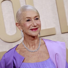 Helen Mirren róbu z řaseného tylu a taftový plášť také doplnila luxusními šperky.