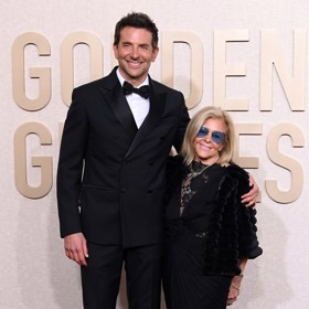 Herec Bradley Cooper vyvedl mezi lidi drobounkou maminku Glorii, která už je na červeném koberci zkušenou mazačkou. Syna doprovází na velké společenské akce od roku 2015.