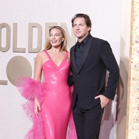 Herečka Margot Robbie, jejíž film Barbie se loni stal kasovním trhákem, se na Glóbech objevila po boku manžela, producenta Toma Ackerleyho.