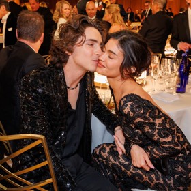 Jako zamilované hrdličky působili herec Timothée Chalamet a TV hvězdička Kylie Jenner. Nemohli ze sebe spustit ruce a v pauzách se neustále pusinkovali. Po necelém roce vztahu jejich láska pořád kvete.