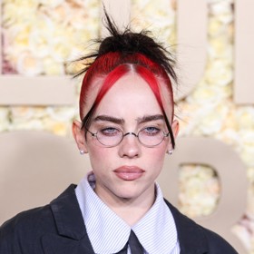 "Účesu a vlasům mladé hvězdy Billie Eilish (22) vlastně vůbec nerozumím. Upřímně – mně se to vůbec nelíbí – rudý svítící odrost a černé konce – ach jo. Myslel jsem, že tenhle vlak už odjel," hodnotí účes zpěvačky Honza Kořínek. 