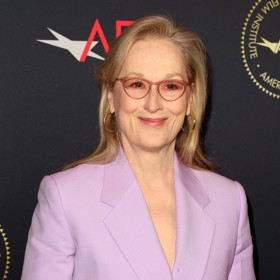 Velmi jí sluší i jemnější modely. K lila kostýmu zvolila růžové brýle motýlího tvaru a působí v nich velmi křehce.