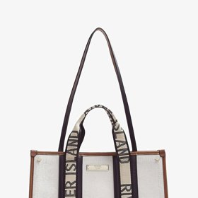 Modelem od luxusní značky Chloé se pro změnu inspirovali u River Island, kde ucha kabelky zdobí loga značky. (1 699 Kč)