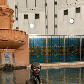 Simona Krainová si užívá v bahenních lázních. 