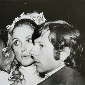 Brutální vražda Sharon Tate a několika jejích přátel patří mezi nejvíce šokující události Hollywoodu. Poskoci šíleného Charlese Mansona jí zasadili celkem osmadvacet bodných ran. Propíchnuté orgány poté zaplnily krví hrudní dutinu.