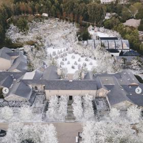 Svůj dům přeměnila na zimní království.