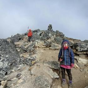 Malý Saša a jeho sestra Zara chodí túry.