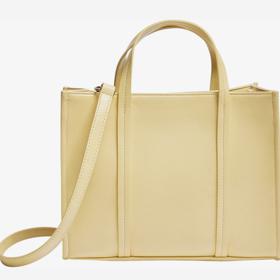 Tote bag v jednoduchém designu a pastelovém tónu. (Pull & Bear, 599 Kč)