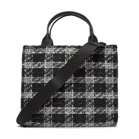 Hranatý tvar a výrazná ucha, to je i kabelka DKNY, stojí 2 790 Kč.