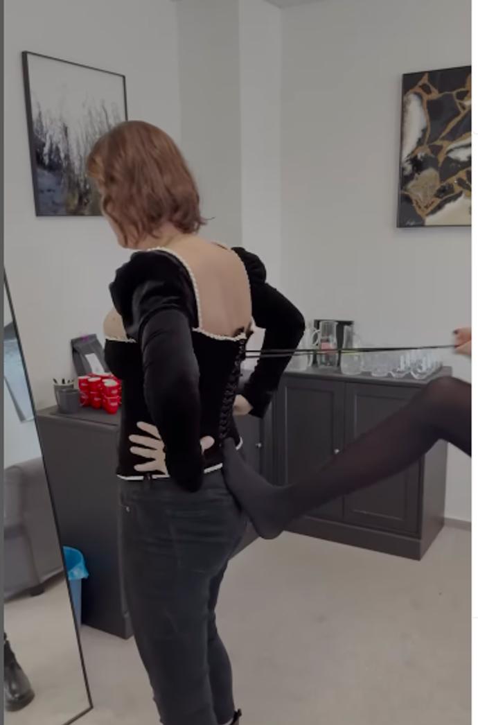 FOTO: Agáta Ornelle do korzetu pomáhala i nohama. – stránka 489