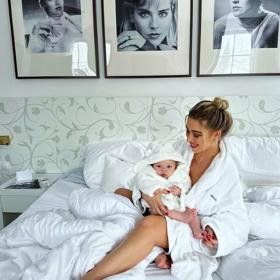 Dominika se do mateřské role vžila velmi rychle. 