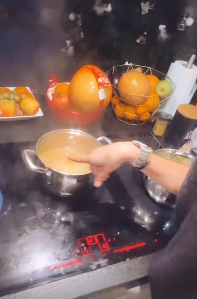 FOTO: Doma ještě stihla vařit. – stránka 1649