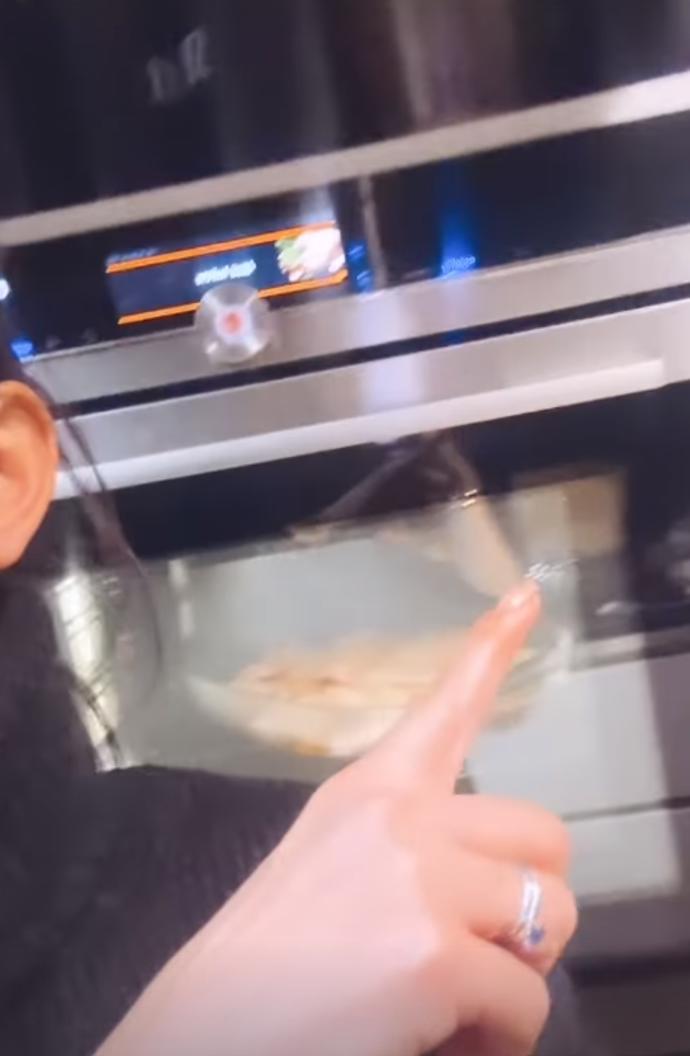 FOTO: Agáta Hanychová v kuchyni. – stránka 1648