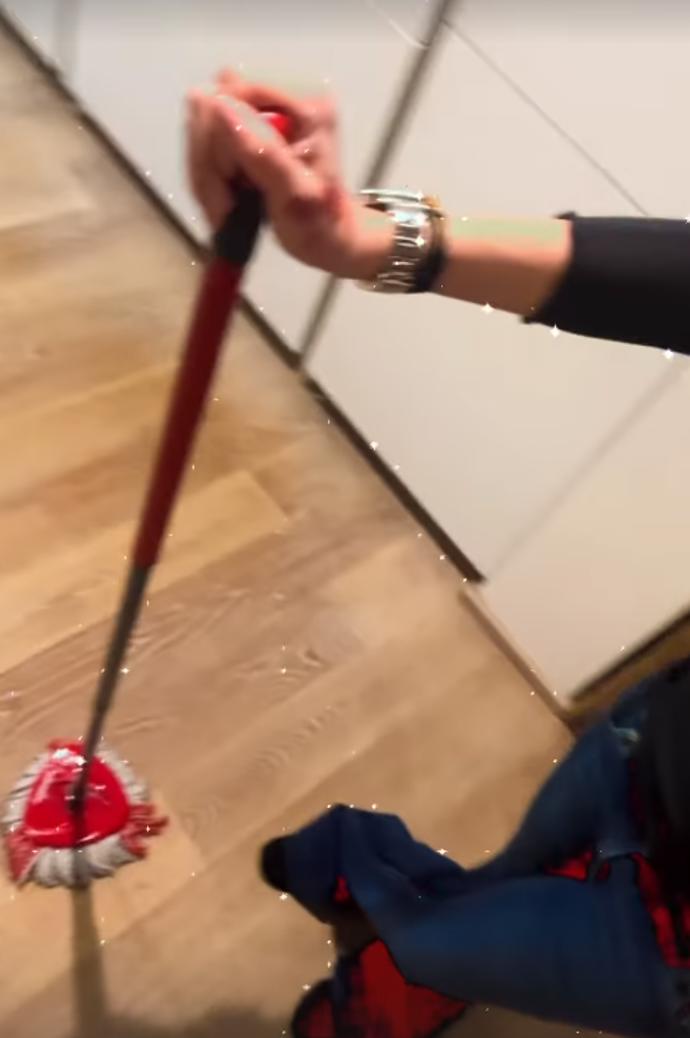 FOTO: Poté ještě Agáta Hanychová vytřela. – stránka 1647