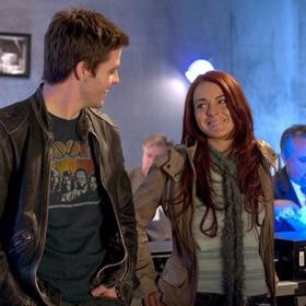 Chris Pine a Lindsay Lohan ve filmu Jen trošku štěstí.