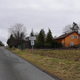 Je tu asi jen patnáct domů.