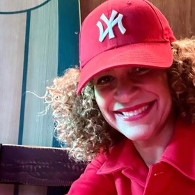 Monika Ben Thabetová se narodila na Moravě české mamince a súdánskému tatínkovi. Kvůli šikaně se s tříletou dcerou rozhodla ze dne na den odejít do Itálie.