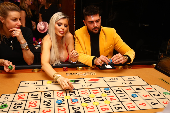 FOTO: Lela Ceterová si večer užívala ve společnosti fotografa Petra. – stránka 27