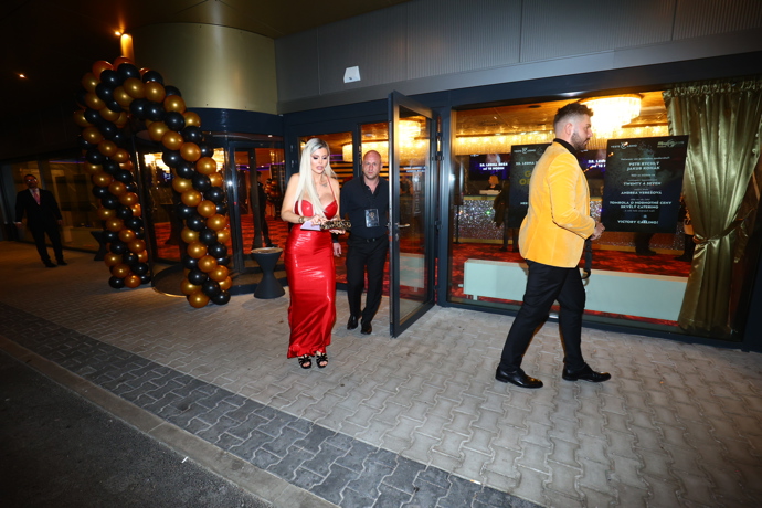 FOTO: Lela Ceterová si večer užívala ve společnosti fotografa Petra. – stránka 25