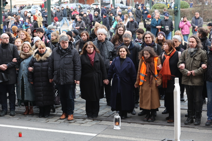 FOTO: Pietní akce, při které studenti symbolicky přenesli oheň z Ovocného trhu od rektorátu UK na náměstí Jana Palacha, se konal ve čtvrtek odpoledne. – stránka 809