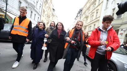 FOTO: Pietní akce, při které studenti symbolicky přenesli oheň z Ovocného trhu od rektorátu UK na náměstí Jana Palacha, se konal ve čtvrtek odpoledne.
