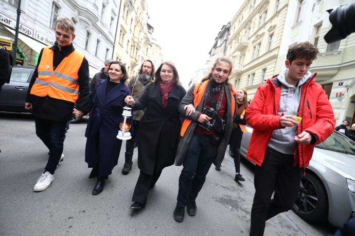 FOTO: Pietní akce, při které studenti symbolicky přenesli oheň z Ovocného trhu od rektorátu UK na náměstí Jana Palacha, se konal ve čtvrtek odpoledne. – stránka 789