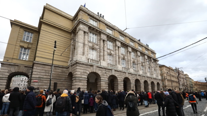 FOTO: Pietní akce, při které studenti symbolicky přenesli oheň z Ovocného trhu od rektorátu UK na náměstí Jana Palacha, se konal ve čtvrtek odpoledne.