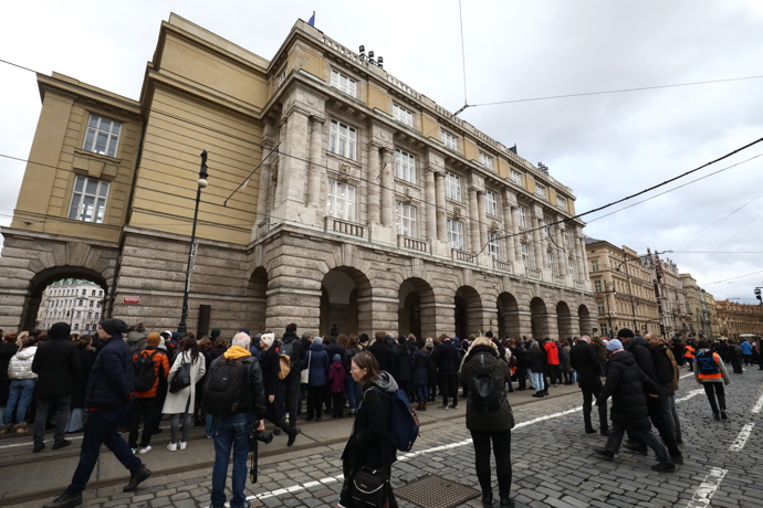 FOTO: Pietní akce, při které studenti symbolicky přenesli oheň z Ovocného trhu od rektorátu UK na náměstí Jana Palacha, se konal ve čtvrtek odpoledne. – stránka 778