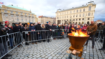 FOTO: Pietní akce, při které studenti symbolicky přenesli oheň z Ovocného trhu od rektorátu UK na náměstí Jana Palacha, se konal ve čtvrtek odpoledne.