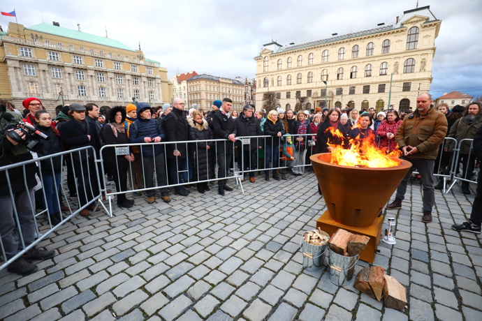 FOTO: Pietní akce, při které studenti symbolicky přenesli oheň z Ovocného trhu od rektorátu UK na náměstí Jana Palacha, se konal ve čtvrtek odpoledne. – stránka 97
