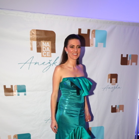 Zpěvačka Veronika Krejzová zazářila v tyrkysové róbě bez ramínek a s vysokým rozparkem.