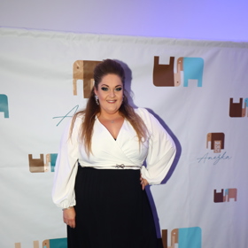 Zpěvačka Pavlína Ďuriačová vystoupila v šatech s dlouhou černou sukní a bílým topem suplujícím bílou košili.