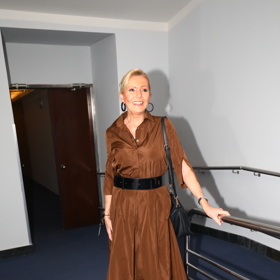 Kozačky vynesla Helena Vondráčková také na charitativní koncert Nadace Anežka. Zkombinovala je s dlouhými hnědými šaty.