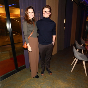 Daniela oblékla do pražského klubu khaki tričko a široké hnědé kalhoty s vysokým pasem.