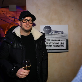 Kolážista Tomáš Břínek alias TMBK pokřtil se začátkem roku 2024 knihu koláží z roku uplynulého.