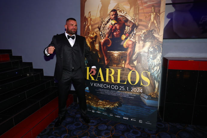 FOTO: Karlos Vémola si užívá svůj večer. – stránka 150