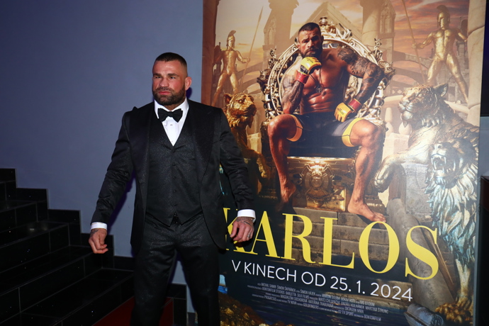 FOTO: Karlos Vémola si užívá svůj večer. – stránka 149