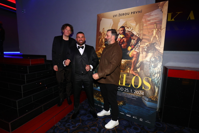 FOTO: Karlos Vémola si užívá svůj večer. – stránka 148