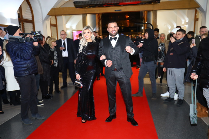 FOTO: Karlos Vémola s manželkou Lelou na premiéře filmu Karlos. – stránka 115