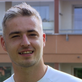 Tomáš je partnerem Dariny. 