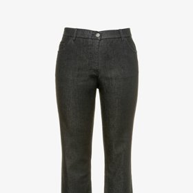 Tmavá pevná džínovina, vyšší pas a rovné, pohodlné nohavice. Délku vybírejte tak, aby vám sahaly alespoň k hornímu lemu podrážky bot. (Ulla Popken, 1 299 Kč)