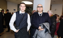 Lou Fanánek Hagen z kapely Tři sestry se po delší době objevil ve společnosti. Vyrazil na premiéru dokumentu Karlos. 